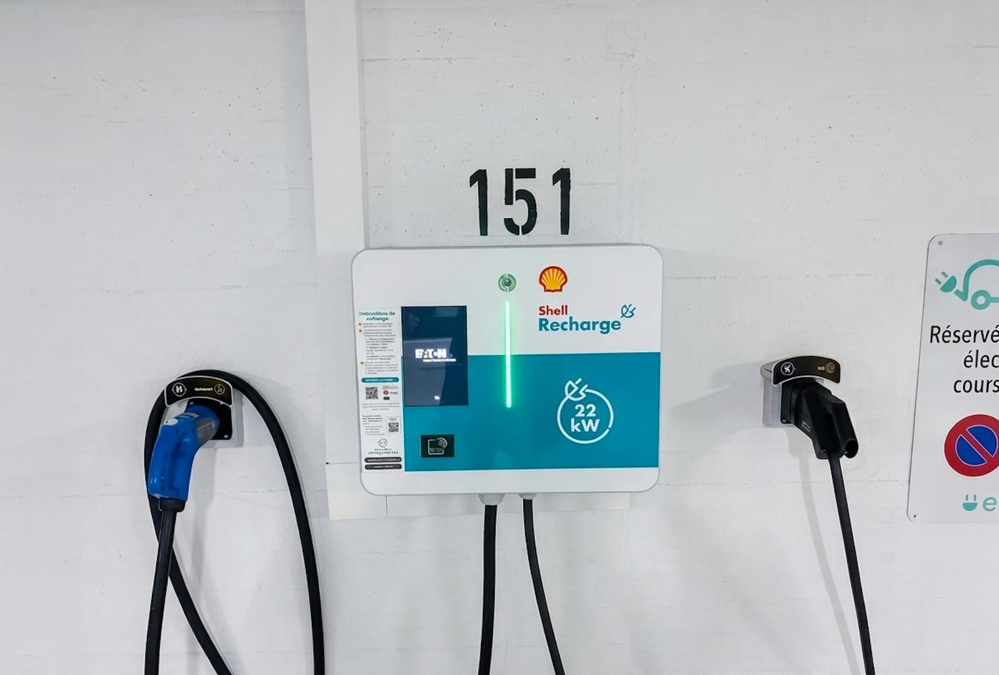 Borne de recharge électrique au Parking du Seujet